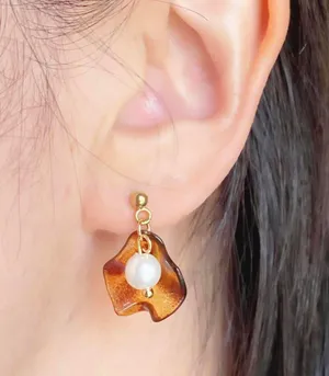 Handmade cute retro chic Tortoiseshell flower petal & glass pearls dangle earrings🤎 thumbnail 6