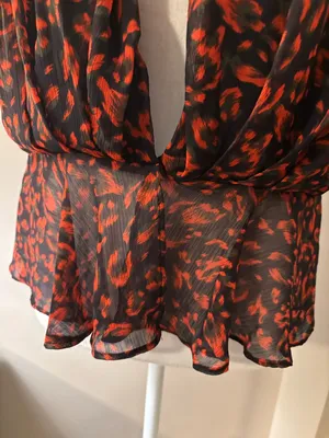 Astr Blouse Women’s Size M Black and Red Sleeveless V-Neck Peplum Blouse thumbnail 7