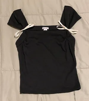 Kimchi Blue Black Tee with White Bow Details thumbnail 1