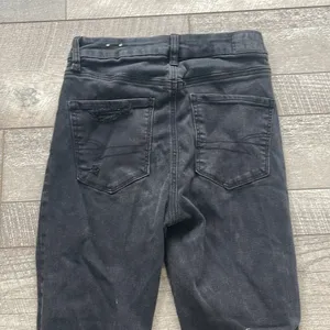 American Eagle Size 0 Black Distressed Super High-Rise Jeggings thumbnail 4