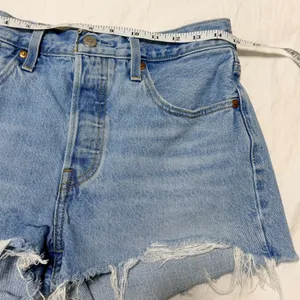 Levi's 501 Distressed Cutoff Denim Shorts Ripped Light Wash Womens Size 28 thumbnail 10