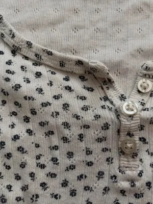 Brandy Melville White and Blue Floral T-Shirt One Size thumbnail 4