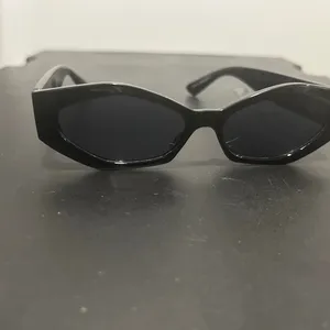 Chic Black Sunglasses thumbnail 7
