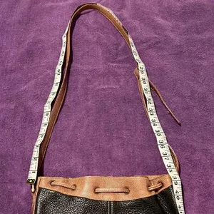 Liz Claiborne black and tan leather crossbody handbag in GUC thumbnail 6