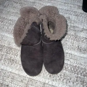 UGG Australia Boots Size 9 Arielle Back Bow Suede Sheepskin Sugarplum? thumbnail 3