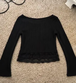 Black Laced Long sleeve Size M thumbnail 2
