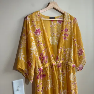 Vince Camuto Floral Sheer V-Neck Midi Dress Medium Yellow Women Flutter Sleeve thumbnail 2