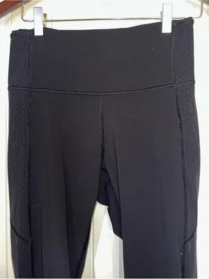 Lululemon Body Con Crop Athletic Leggings Size 8 thumbnail 2