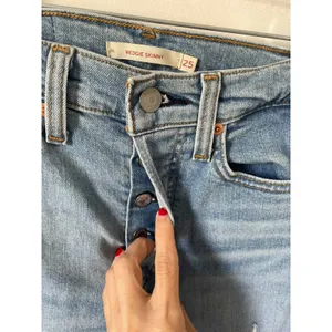 Levi's Wedgie Skinny Distressed Raw Hem Denim Jeans Blue Size 25 thumbnail 6