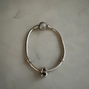 Authentic PANDORA Moments 925 Sparkling Heart Clasp Chain Bracelet- ‘S’ Charm thumbnail 3
