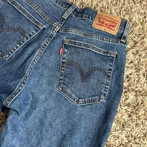 Levi’s Wedgie Straight High Rise Distressed Jeans Sz 28 thumbnail 9
