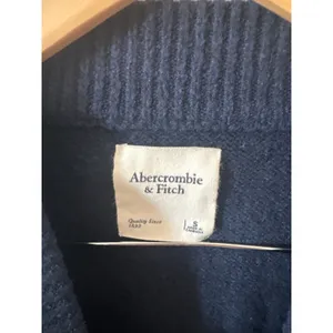 Abercrombie & Fitch Navy Blue V-Neck Varsity Stripe Cropped Sweater Small thumbnail 2