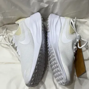 NEW Nike‎ Revolution Running Shoes SIZE 6 B11 thumbnail 4