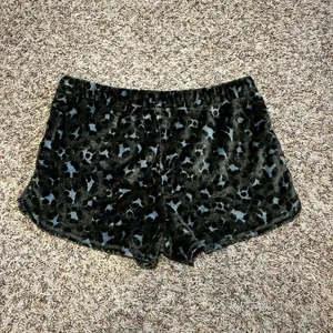Aerie Green Leopard Plush Lounge Shorts‎ XL Soft Cozy Sleepwear thumbnail 4