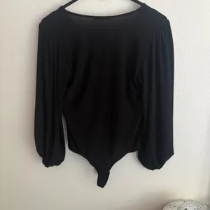Black V-Neck Puff Sleeve Empire Waist Bodysuit Style T969 Size Medium thumbnail 7
