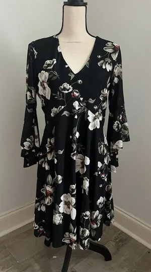 Black Floral V-Neck Bell Sleeve Dress sz Large Empire Waist Boho Chic Whimsigoth thumbnail 1