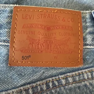 Levi’s 501 Lightly Distressed High Rise Waist Straight Leg Denim Blur‎ Jeans 24 thumbnail 6