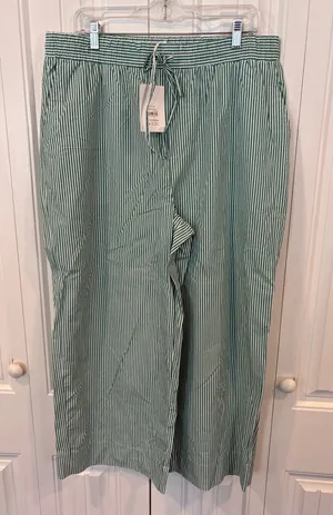 Free assembly white and green stripe crops size large thumbnail 1