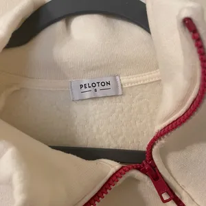 Peloton Incline Side Zip Pullover Sweatshirt Size Small Ivory Pink‎ Spell Out thumbnail 4