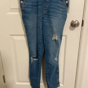 EUC | Old‎ Navy women’s ripped distressed medium wash denim overalls — size 2 thumbnail 3