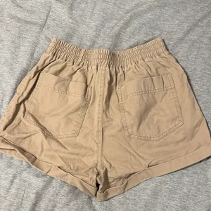 Forever 21 Khaki shorts thumbnail 2