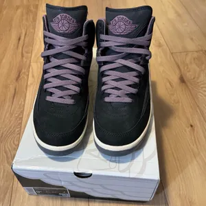 •NEW• Air Jordan 2 Retro 'NOIR MAUVE' Sneakers in Purple & Gray • 8M / 9.5W thumbnail 6