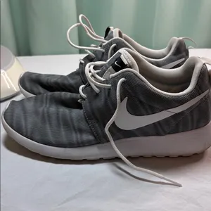 Nike Tennis Shoes women’s size 7‎ thumbnail 1