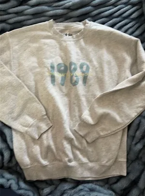 Taylor Swift 1989 Taylor’s Version Spotify Crewneck Size Medium thumbnail 1