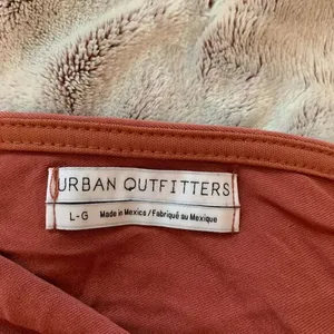 UO Urban Outfitters Crossover Smocked Cropped Lettuce Ruffle V-Neck Tank Red‎ L thumbnail 3