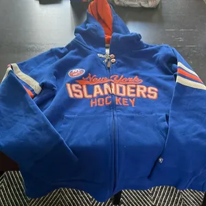 CCM Large women’s NY Islanders hoodie in GUC. thumbnail 1