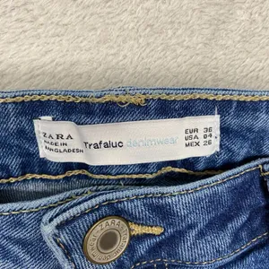 Zara Shorts Womens 4 Blue Zip Fly‎ Denim Jean Cut Off Low Rise Booty Ripped thumbnail 2