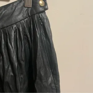 Aritzia Wilfred Le Fou Pleated Vegan Leather Skirt Black- Size 10 thumbnail 4