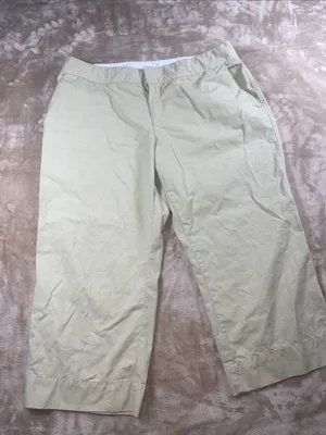 Old Navy Women's Cropped Straight-Leg Capri Pants in Light Cream thumbnail 3