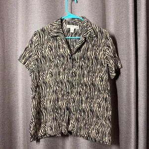 Josephine Chaus Silk Shirt Womens 8 Tan Black Zebra Print Short Sleeve Excellent thumbnail 2