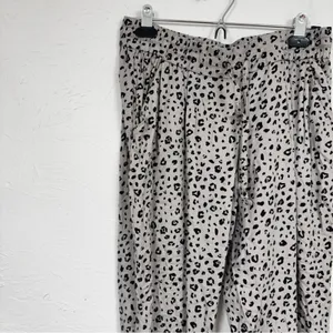 Aritzia Sunday Best Grey Leopard Print Jogger Pants Womens M Casual Cozy Beachy thumbnail 5
