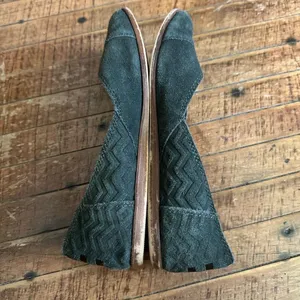 Tom’s minimalist black chevron slip on normcore size 6 shoes thumbnail 4