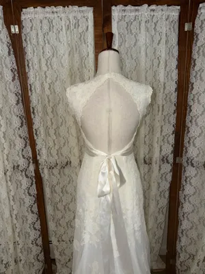 Gorgeous David’s Bridal Queen Anne Lace Overlay Wedding Gown thumbnail 7