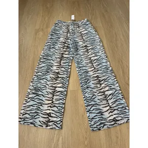 NWT Nasty Gal Tiger Print Denim Wide Leg Jeans Size 6 thumbnail 5