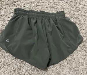 Lululemon army green hotty hot 2.5” low rise thumbnail 2