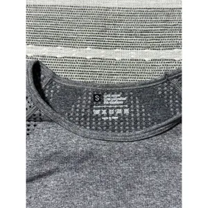 Seamless Short Sleeve Crop Top Heather Grey Perforated Athletic‎ Shirt Small thumbnail 4