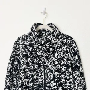 [Lululemon] Cozy Cuddle Up Fleur Sombre Floral Print Jacket Thumbholes Size 12 thumbnail 4