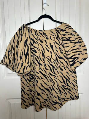 Entro Women’s Camel & Black Tiger Print Blouse Size Large Flowy Cottagecore EUC thumbnail 11