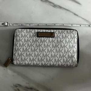 Michael Kors Wallet thumbnail 3