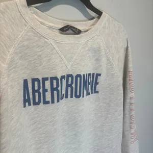 Abercrombie & Fitch Cropped Long Sleeve Crewneck Logo Sweatshirt - size XS thumbnail 2