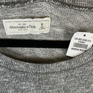Abercrombie‎ & Fitch Womens Medium Silver Metallic Knit Pleated Hem Top NWT thumbnail 4