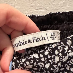 Abercrombie & Fitch Black Printed‎ Smock Cropped Blouse Top XS Peasant Boho thumbnail 4