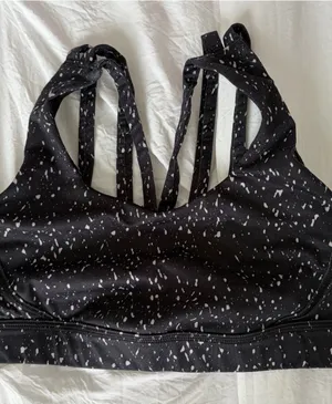 Lululemon Sports Bra Size tag 4, actual close to 0/2, good condition thumbnail 1