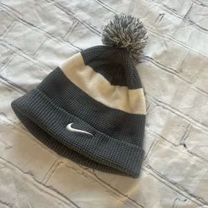 Nike Gray Knit Pom Beanie Winter Hat One Size Swoosh Logo Acrylic White thumbnail 4