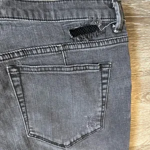 Women Free People Charcoal Distressed Skinny Jeans size 31 thumbnail 3