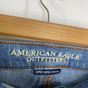 American Eagle Hi-Rise Light Wash Blue Denim‎ Raw Hem Shorts Women's Size 6 thumbnail 6